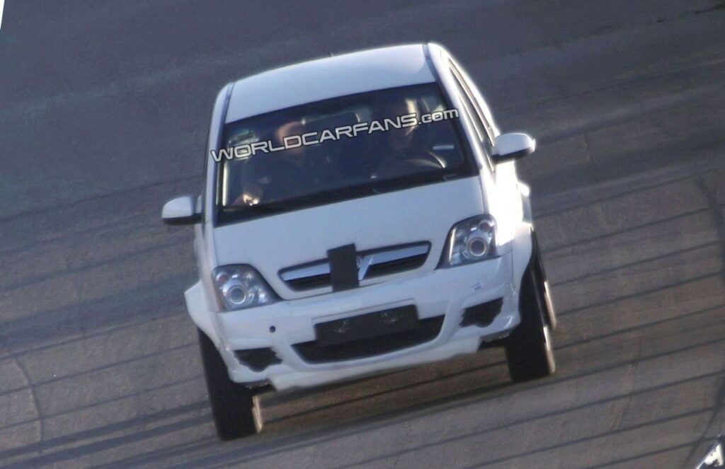 Шпионски снимки: 2012 Opel Corsa Compact SUV